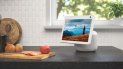 El nuevo Echo Show posee altavoces de agudos enfocados hacia el frente y un potente parlante de graves. El nuevo Echo Show posee altavoces de agudos enfocados hacia el frente y un potente parlante de graves.