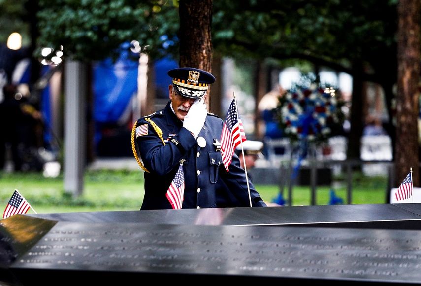 Un oficial se seca las lágrimas en el Memorial de los atentados del 11 de septiembre de 2001 durante la jornada que marca el 17 aniversario de los ataques, en Nueva York, EEUU.