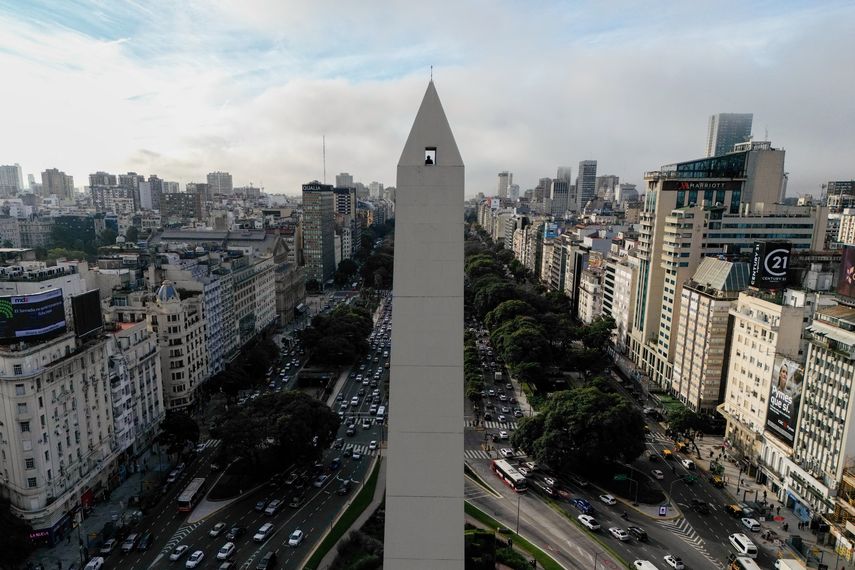 Vista aérea que muestra a un hombre mirando hacia abajo desde el mirador del Obelisco en Buenos Aires el 8 de mayo de 2025. El icónico Obelisco de Buenos Aires, un monumento de 67,5 metros que es escenario de las grandes celebraciones de Argentina, estrena un ascensor turístico que permitirá a visitantes y locales acceder fácilmente a su cima por primera vez desde su construcción en 1936.
