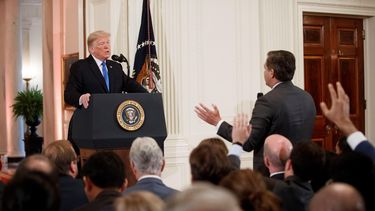 Calificar a los medios de comunicación como el enemigo del pueblo e insultar a un periodista crítico mientras una ayudante trataba de arrebatarle el micrófono son los ingredientes del último ataque a la prensa del presidente de EEUU, quien se enfrentó hoy a un reportero de la cadena CNN.