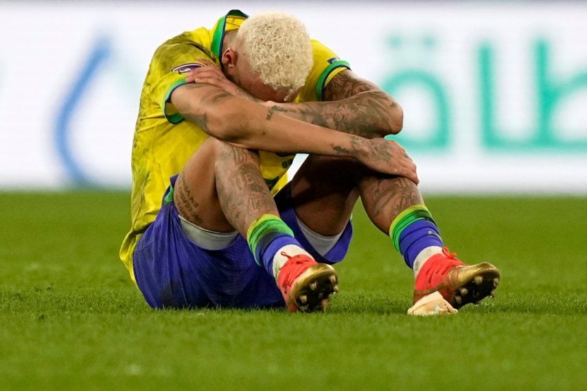 Neymar Jr. lamenta la derrota de Brasil en una tanda de penales frente a Croacia en los cuartos de final de la Copa del Mundo en el estadio Education City, en Rayánm, Catar, el viernes 9 de diciembre de 2022.