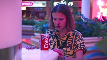 La actriz Bobby Brown como Eleven en la tercera temporada de la serie de Netflix Stranger Things. 