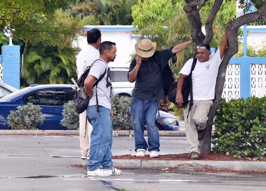 Cada mañana los árboles del estacionamiento son testigos de las necesidades de estos hombres. (GISELLE SANTALUCCI)