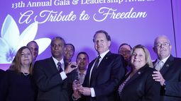 Oscar Elias&nbsp;Biscet (c-i) recibe el premio de Liderazgo en Relaciones Internacionales, junto a su esposa Elsa Morejon (i), el director de CHLI, Lincoln Diaz-Balart (c-d), la congresista Ileana Ros-Lehtinen (2d) y el congresista Gerry Connolly (d), por su destacada labor pacífica en pro de la democracia en Cuba.