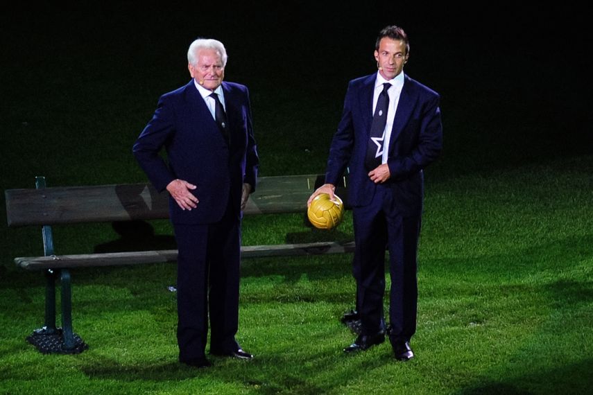 En esta foto de archivo tomada el 8 de septiembre de 2011, Alessandro Del Piero (derecha) y el exdelantero de la Juventus convertido en presidente de la Juventus, Giampiero Boniperti, asisten a la ceremonia de apertura del nuevo estadio de la Juventus en Turín.