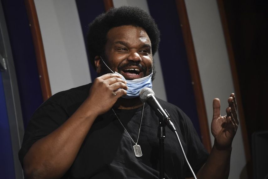 En esta fotograf&iacute;a de archivo del 20 de abril de 2020 Craig Robinson se baja su cubrebocas durante su presentaci&oacute;n en el show Laughter is Healing transmitido por streaming desde el club Laugh Factory en Los Angeles. El artista es uno de los comediantes que ha decidido compartir su arte durante el brote de COVID-19.