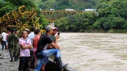 Pobladores observan el cauce del río Cauca a la altura del corregimiento de Puerto Valdivia, Colombia.