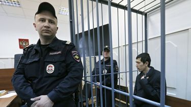 Uno de los presuntos organizadores del atentado del pasado 3 de abril contra el metro de San Petersburgo, Abror&nbsp;Azímov&nbsp;(d), asiste a una audiencia judicial en Moscú, Rusia.&nbsp;