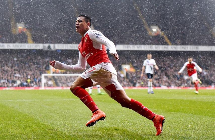 Sánchez fue el protagonista del peleado duelo inglés. (EFE)