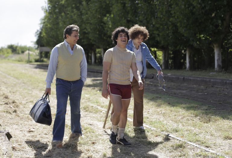 En esta imagen difundida por Amazon Prime Video, Nicolás Goldschmidt como Diego Armando Maradona, en el centro, en una escena de la serie biográfica "Maradona: sueño bendito", que se estrena el viernes.