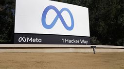 El logo de Meta en la sede de la compañía en Menlo Park, California. &nbsp;