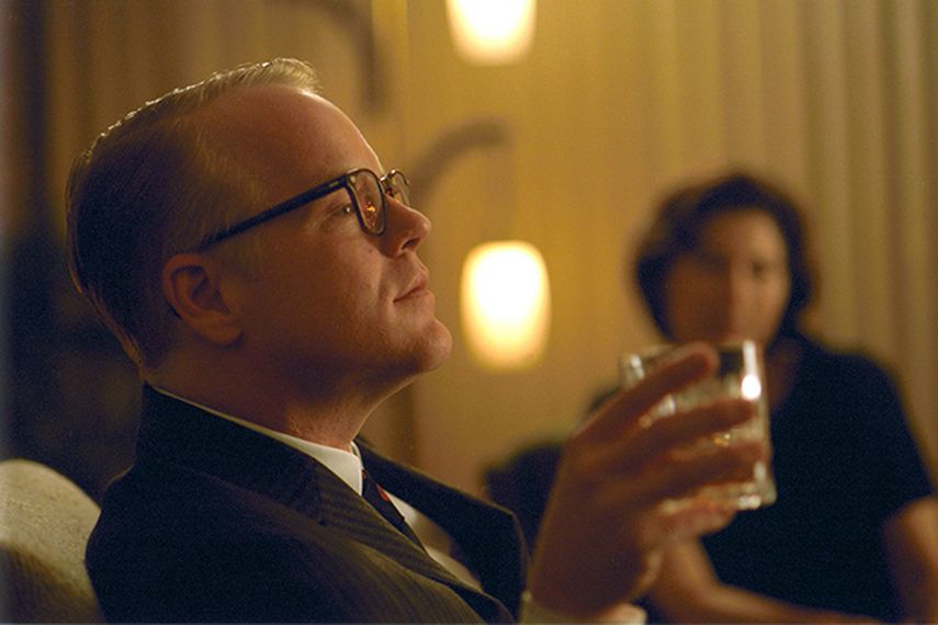 En esta imagen difundida por Sony Pictures Classics, Philip Seymour Hoffman como Tuman Capote, en una escena de Capote. Bennett Miller, su viejo amigo y director de Capote, una vez lo llamó un actor tipo chamán. (AP)