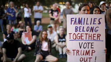 ersonas escuchan mientras alguien m&aacute;s habla durante una protesta contra pol&iacute;ticas de inmigraci&oacute;n de Estados Unidos, el viernes 12 de julio de 2019, en Kansas City, Missouri.&nbsp;
