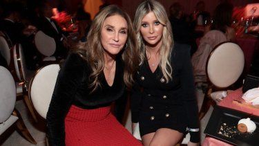 Caitlyn Jenner y Sophia Hutchins asisten a la fiesta anual de la Fundación contra el Sida de Elton John con motivo de los premios Oscar, en Hollywood, California.&nbsp;