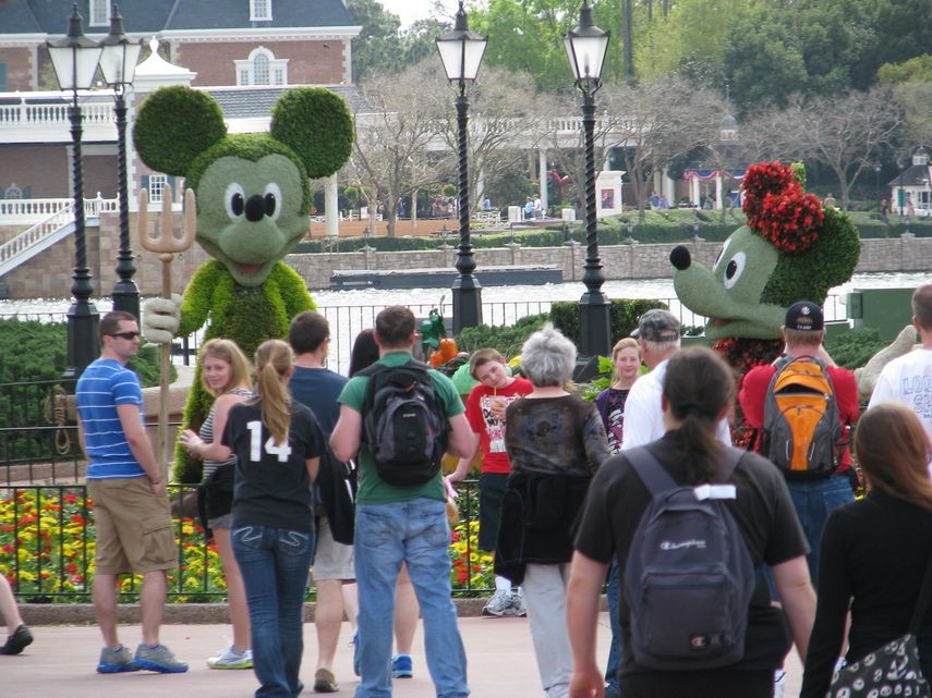 Varias personas caminan por uno de los parques de Disney World en EEUU durante un festival de primavera.