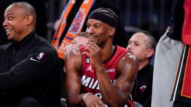El alero del Miami Heat, Jimmy Butler (22), sonríe en el banquillo en el último minuto de la segunda mitad del Juego 1 de la serie de playoffs de semifinales de la Conferencia Este de la NBA contra los New York Knicks, el domingo 30 de abril de 2023, en Nueva York.&nbsp;