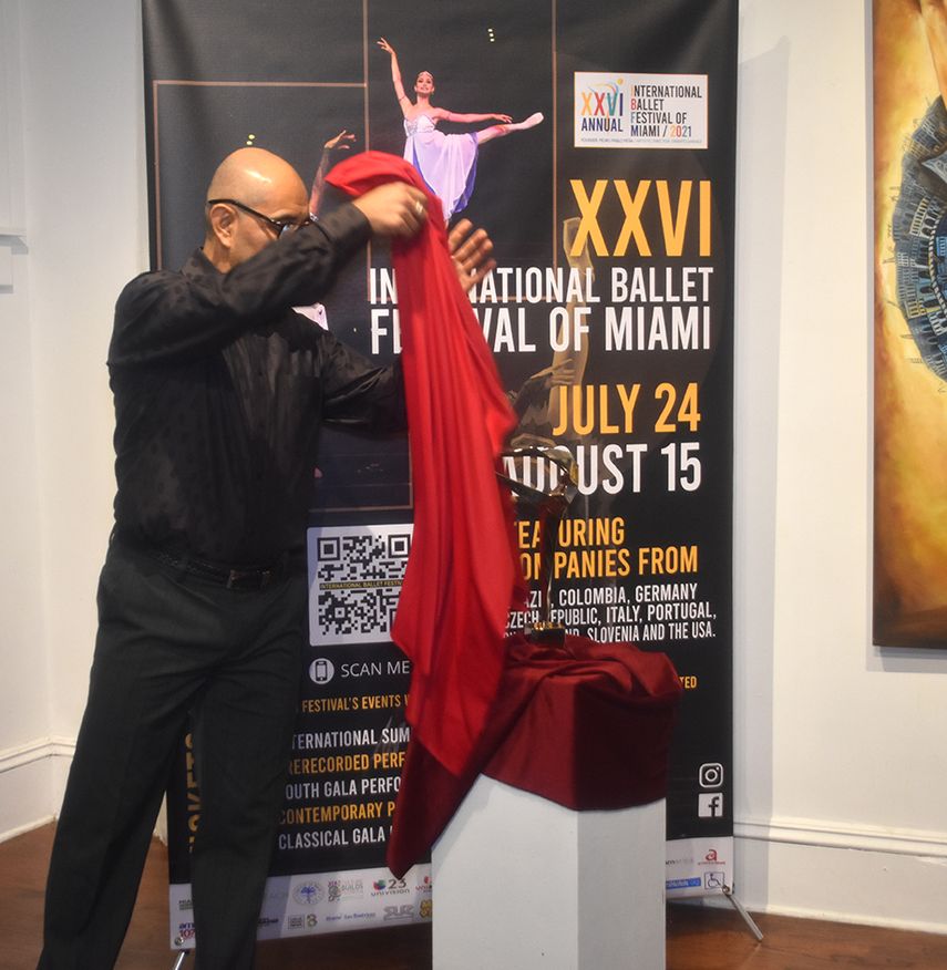 Eriberto Jimenez devela la estatuilla del premio Una Vida por la Danza, que en esta ocasión será para la directora del Miami City Ballet, Lourdes López.