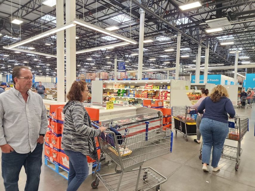 Clientes en uno de los supermercados de la cadena minorista Sams Club.