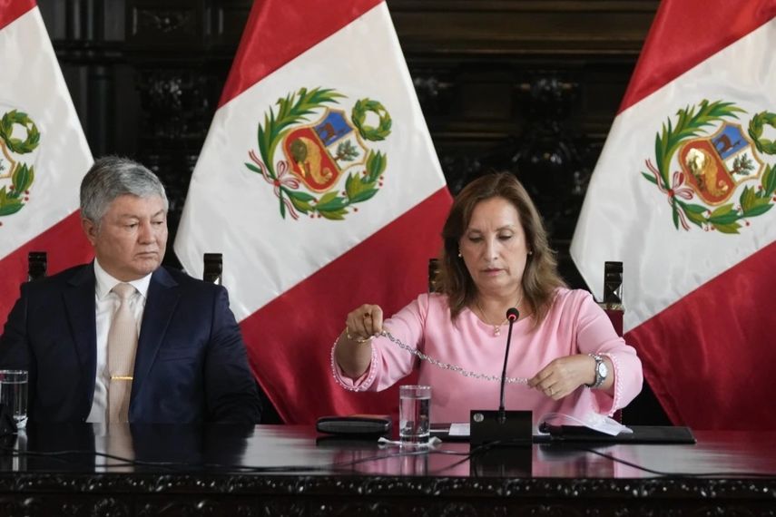 La presidenta de Perú, Dina Boluarte, acompañada por su abogado, Mateo Castañeda, durante una conferencia de prensa&nbsp;en el palacio de gobierno de Lima,&nbsp;en medio de una investigación sobre presunta corrupción y enriquecimiento.