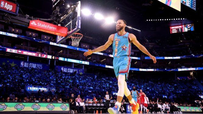 Stephen Curry #30 de los Golden State Warriors y los OG de Shaq celebran una jugada durante el 74.° Juego de las Estrellas de la NBA en el Chase Center el 16 de febrero de 2025 en San Francisco, California.