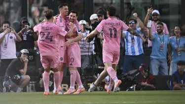 El delantero argentino del Inter Miami, Lionel Messi (2o R), celebra después de que su equipo marcara su primer gol durante la final de la Copa de la Major League Soccer (MLS) entre el Inter Miami y los Vancouver Whitecaps en el Chase Stadium en Fort Lauderdale, Florida, el 6 de diciembre de 2025.