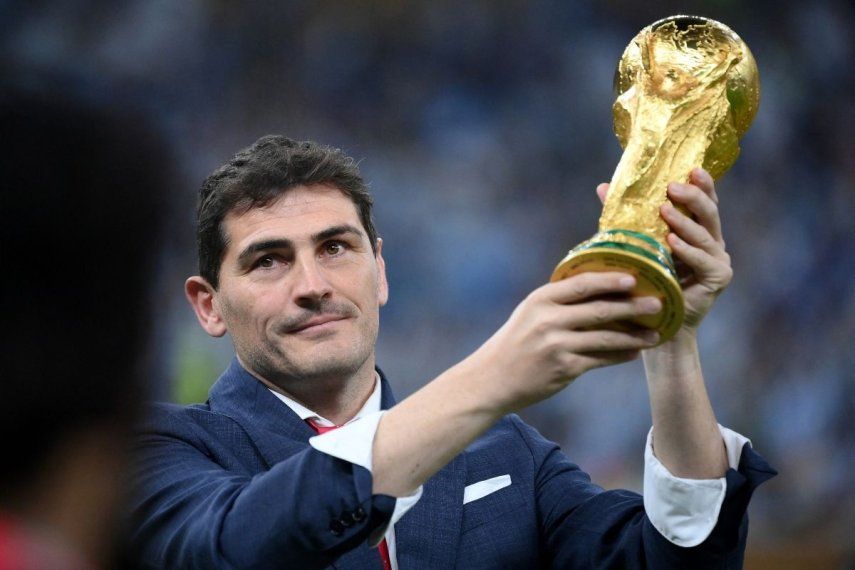 El exportero español Iker Casillas levanta el trofeo antes de la final del Mundial de Catar 2022 entre Argentina y Francia, el 18 de diciembre de 2022.