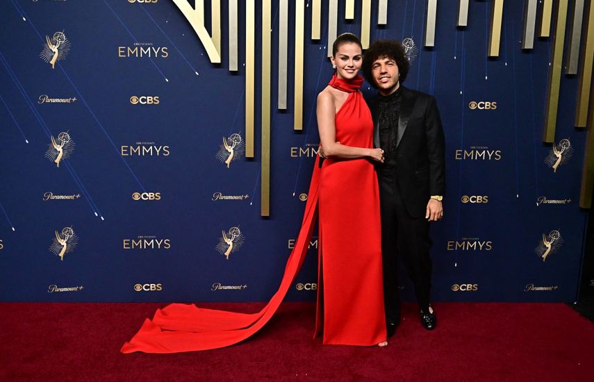 La cantante y actriz estadounidense Selena Gomez y su prometido, el productor Benny Blanco, llegan a la 77.ª edición de los Premios Primetime Emmy en el Teatro Peacock de LA Live en Los Ángeles el 14 de septiembre de 2025