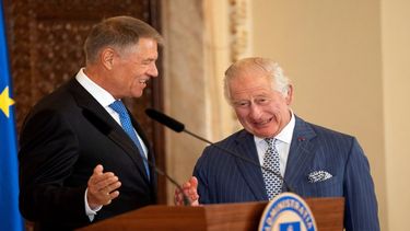 Carlos III habla con el presidente rumano Klaus Iohannis durante una conferencia de prensa en el Palacio Presidencial Cotroceni en Bucarest, el 2 de junio de 2023.