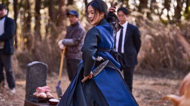 Lee Do-hyun, Yoo Hai-jin y Choi Min-sik se preparan para exhumar una tumba.
