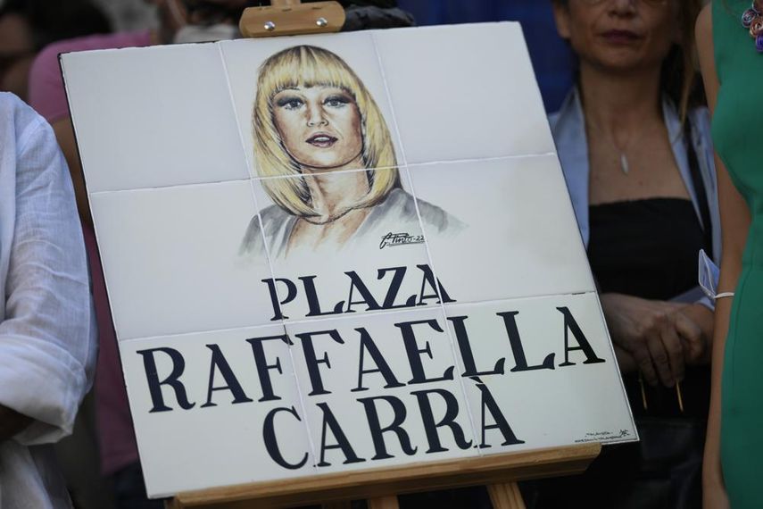 Una placa con la imagen de Raffaella Carrà se exhibe durante la inauguración de una plaza dedicada a la difunta artista italiana en Madrid, el miércoles 6 de julio de 2022.&nbsp;