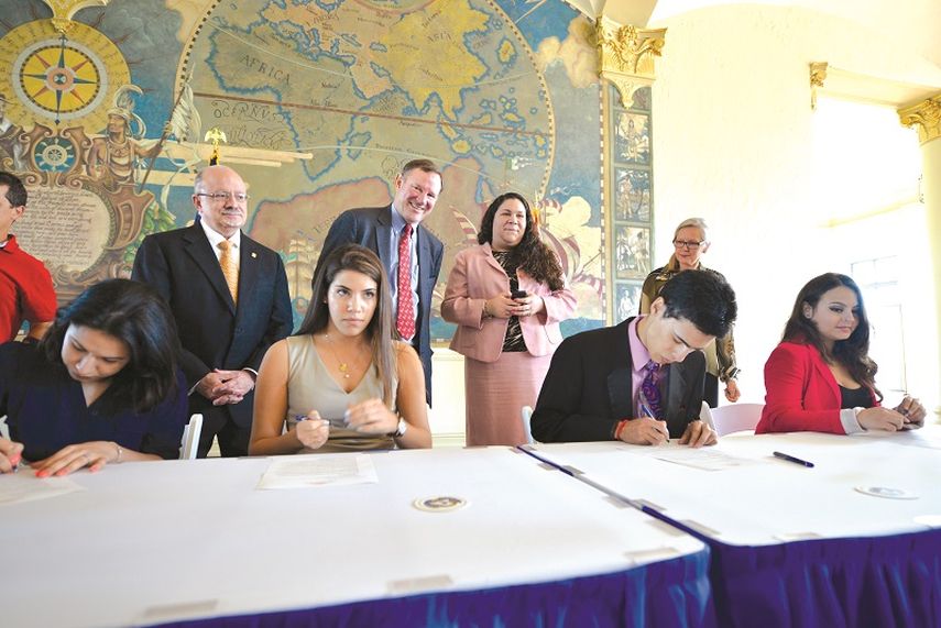 Los jóvenes firman su compromiso como becarios (Alvaro Mata)