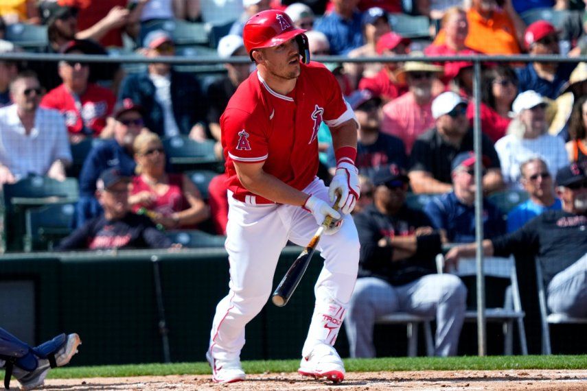 Mike Trout, de los Angelinos de Los Ángeles, conecta un fly-out en el cuarto episodio del duelo de exhibición ante los Guardianes de Cleveland, el lunes 6 de marzo del 2023.&nbsp;