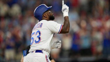 El cubano Adolis García, de los Rangers de Texas, festeja luego de conectar un jonrón de tres carreras en el tercer juego de la serie divisional de la Liga Americana ante los Orioles de Baltimore, el martes 10 de octubre de 2023&nbsp;