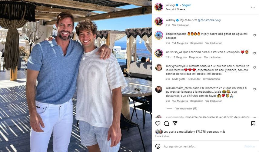 William Levy y su hijo Christopher posan durante un viaje por Santorini.