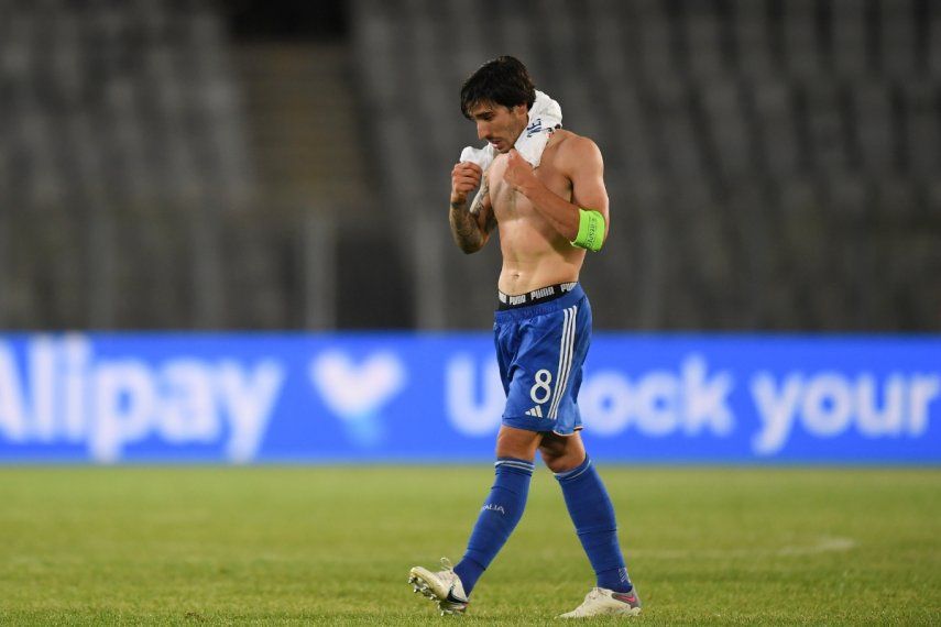 El volante italiano Sandro Tonali tras la derrota ante Noruega en la Eurocopa Sub23, el miércoles 28 de junio de 2023, en Cluj, Rumania.&nbsp;