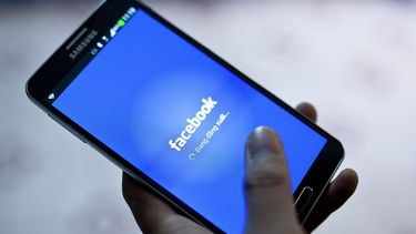 Una imagen de archivo de una persona usando su aplicación de Facebook.&nbsp;