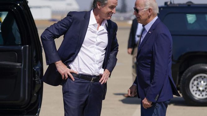 El presidente Joe Biden habla con el gobernador de California, Gavin Newsom en el aeropuerto de Mather, California, 13 de setiembre de 2021.&nbsp;