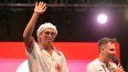 El legendario jugador brasileño Ronaldinho saluda a los fanáticos durante su presentación oficial con el Ravenna FC, el 20 de agosto de 2026.