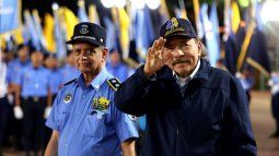 El dictador sandinista Daniel Ortega acompañado por su consuegro, el jefe de la Policía Nacional, Francisco Díaz, durante un desfile militar para conmemorar el 44º aniversario de la fundación de la Policía Nacional en la Plaza de la Revolución de Nicaragua. en Managua el 11 de septiembre de 2023.  