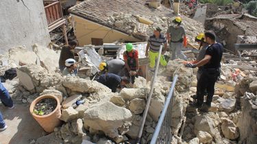 Continúan las labores de búsqueda entre los escombros