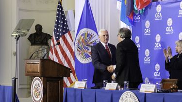 El vicepresidente de EEUU, Mike Pence, junto a Luis Almagro, secretario general de la OEA, el 07MAY18 en la sede la organización regional en Washington.&nbsp;