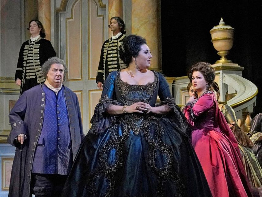 En esta foto de 2018, Ambrogio Maestri, de izquierda a derecha, como Michonnet, Anita Rachvelishvili como la Princesa de Bouillon y Anna Netrebko como Adriana Lecouvreur act&uacute;an durante un ensayo de la nueva producci&oacute;n de la Opera Metropolitana de Adriana Lecouvreur, que abre la v&iacute;spera de A&ntilde;o Nuevo, 31 de diciembre de 2018, en la Metropolitan Opera de Nueva York.&nbsp;