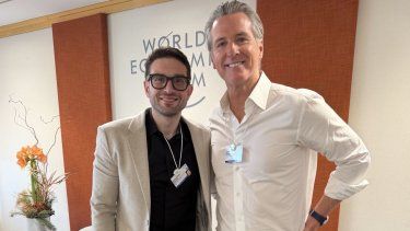 Foto compartida en X por Alex Soros, junto a Gavin Newsom, gobernador de California.