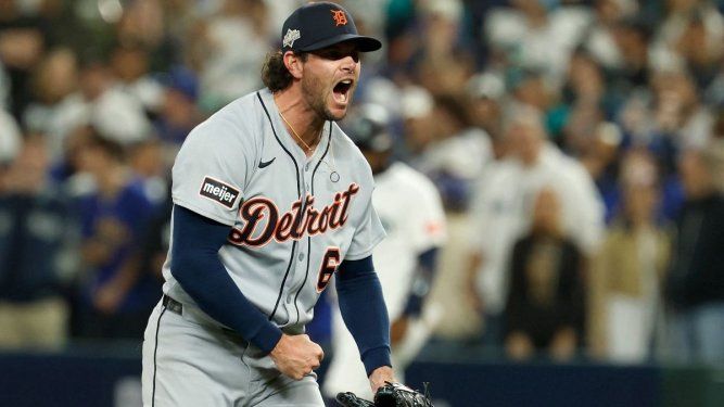 El relevista Kyle Finnegan, de los Tigres de Detroit, celebra luego de sacar un out en un encuentro ante los Marineros de Seattle, el 4 de octubre de 2025.