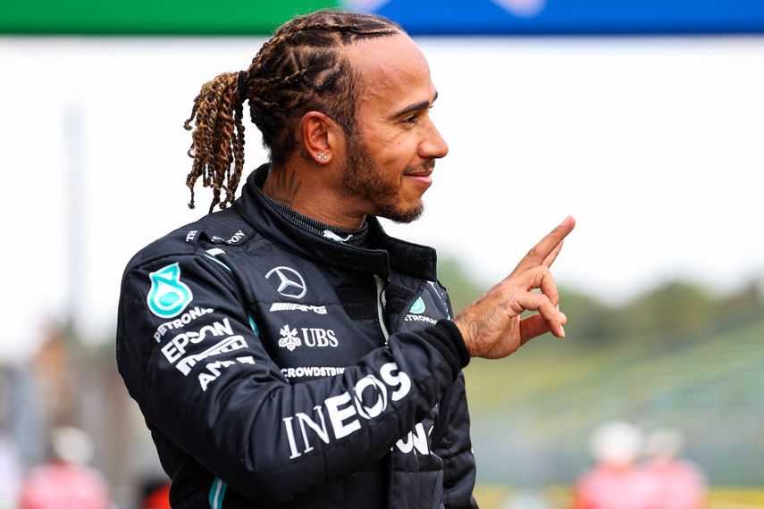 El piloto británico de Mercedes Lewis Hamilton reacciona después de la sesión de clasificación en vísperas del Gran Premio de Fórmula 1de Emilia Romagna en el Autodromo Internazionale Enzo e Dino Ferrari en Imola, Italia, el 17 de abril de 2021.