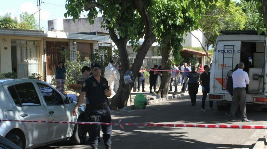En las afueras los efectivos policiales cercaron el lugar.
