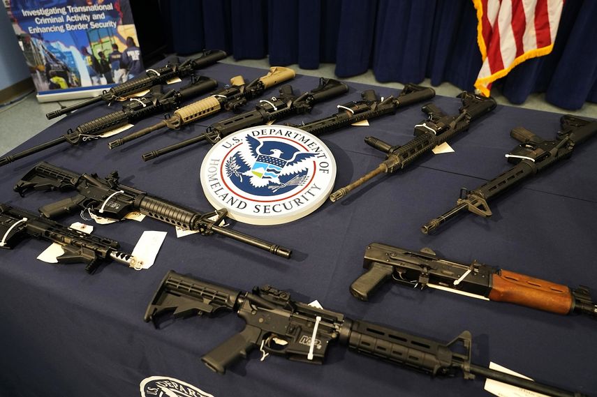 En esta imagen de archivo, varias armas, expuestas durante una conferencia de prensa en la Oficina de Investigaciones de Seguridad Nacional en Miami, que trabajó con otras agencias para detectar el incremento del contrabando de armas y munición a Haití y a otras naciones del Caribe, el 17 de agosto de 2022.&nbsp;