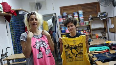 El colectivo que integra la firma explica en la nota que cree en una industria de la moda más sostenible, y que todos los materiales que obtienen en los mercados de segunda mano los recuperan, reciclan y reutilizan.