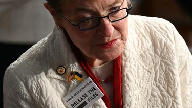 La representante estadounidense Marcy Kaptur, demócrata por Ohio, lleva un distintivo con el lema Apoya a los supervivientes, publica los archivos a su llegada para el discurso sobre el Estado de la Unión del presidente de EE. UU., Donald Trump, en el hemiciclo de la Cámara de Representantes, en el Capitolio de Washington D. C., el 24 de febrero de 2026