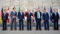 IZQUIERDA a DERECHA: El primer ministro de Japón, Fumio Kishida, el primer ministro de Canadá, Justin Trudeau, el presidente Joe Biden, el canciller de Alemania, Olaf Scholz, el primer ministro británico, Boris Johnson, el presidente de Francia, Emmanuel Macron, y el primer ministro de Italia, Mario Draghi, posan para una fotografía familiar de los líderes del G7 durante una cumbre de la OTAN en la sede de la alianza en Bruselas el 24 de marzo de 2022.